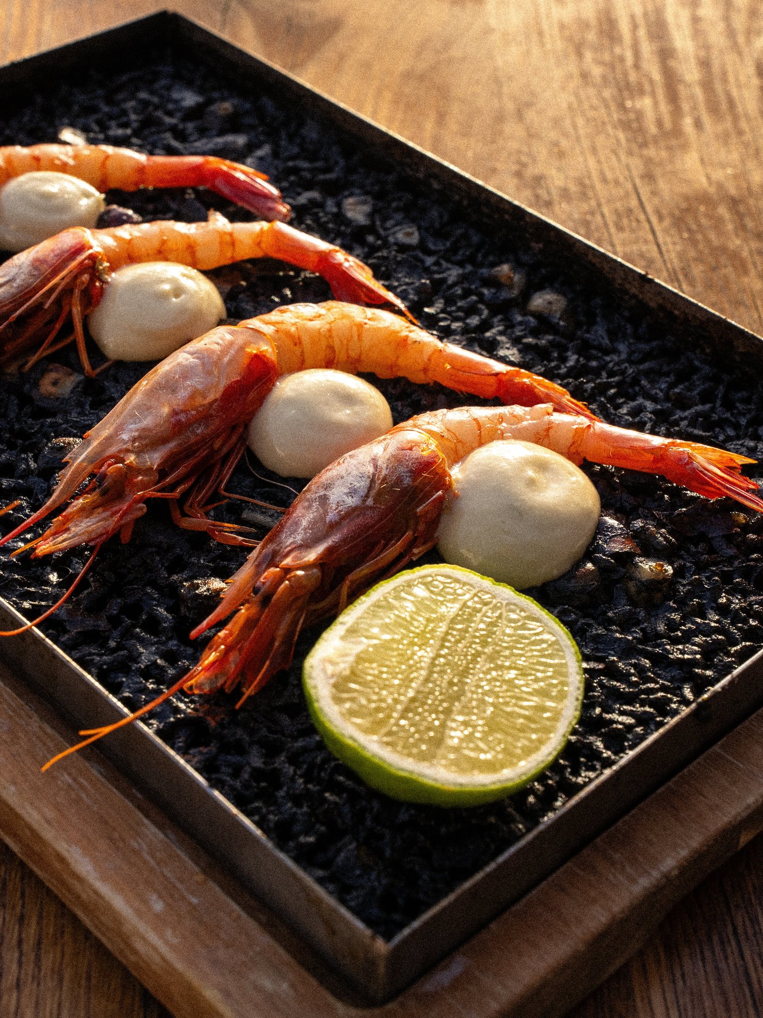 Gambas et quenelles d'aïoli sur une plaque de charbon, cuisine minorquine de Casa Pregonda, Ibiza
