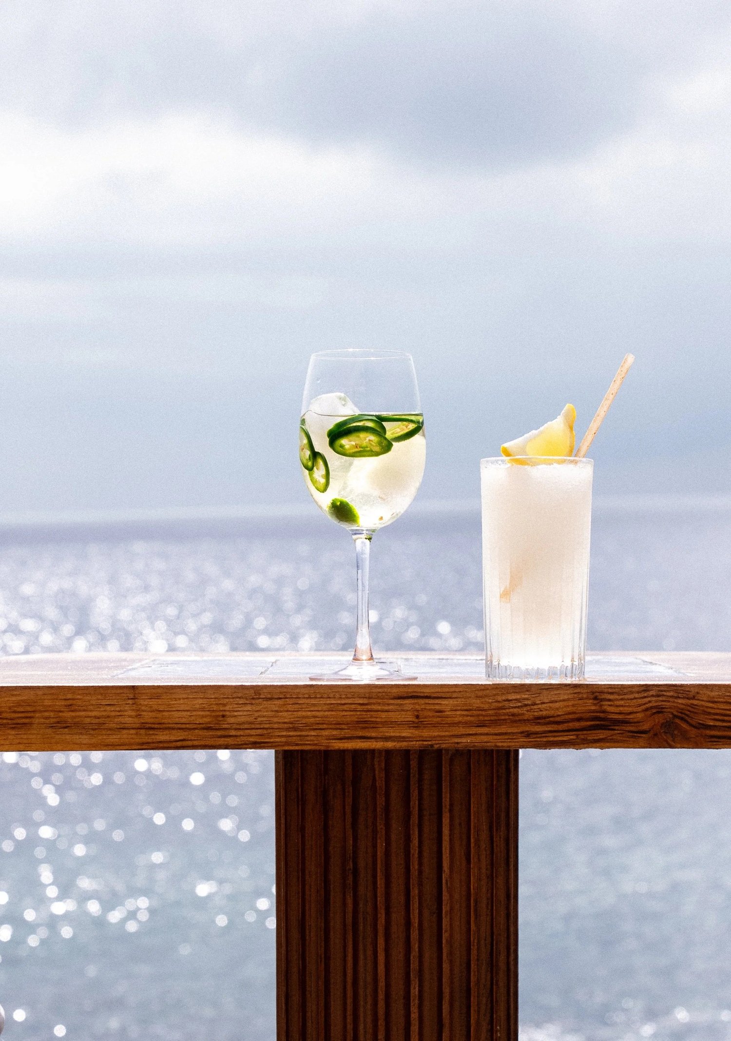 Deux cocktails posés sur le comptoir face à la mer scintillante, Casa Pregonda à Ibiza