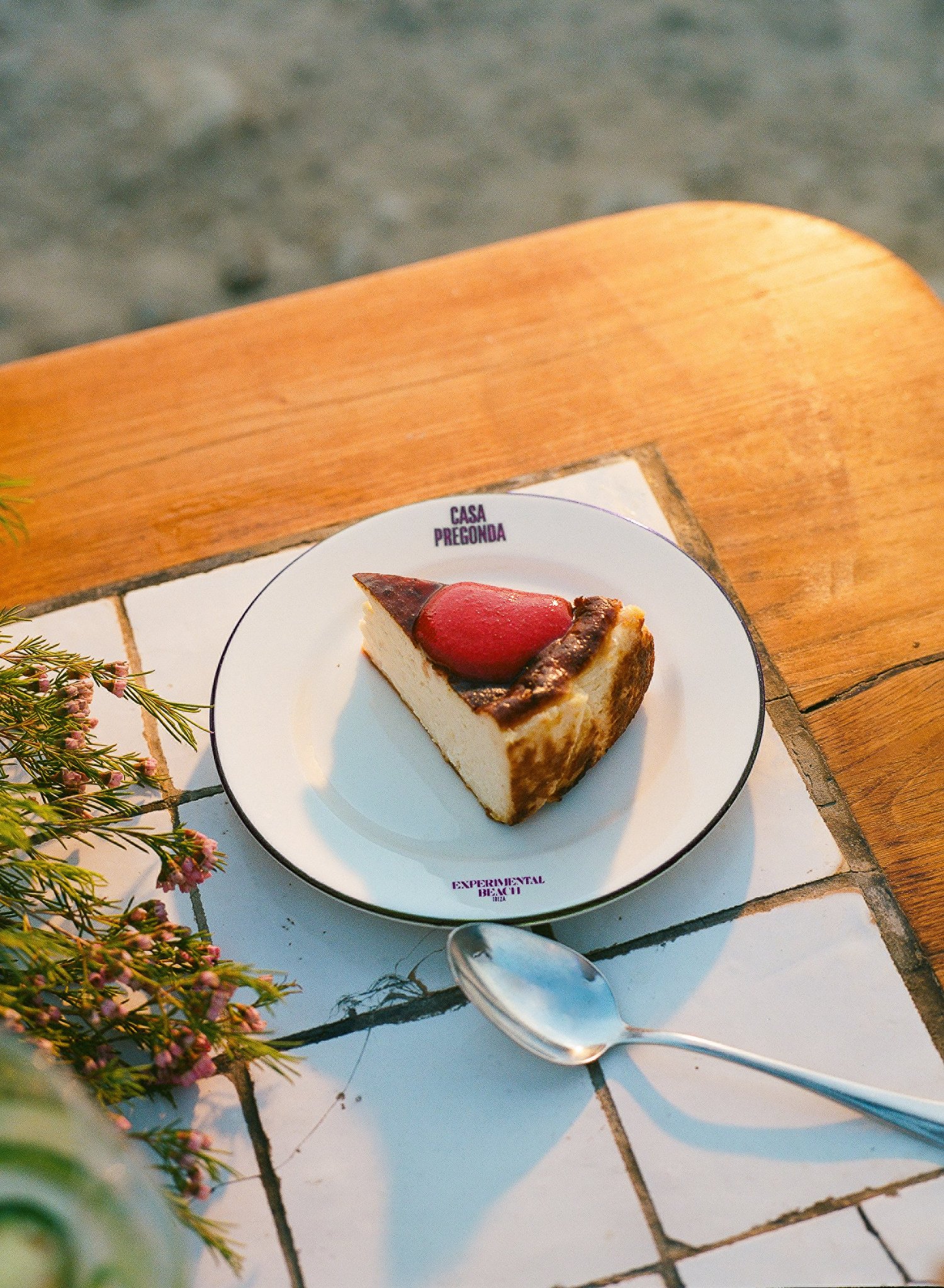 Part de gâteau au fromage et sorbet de fraise sur assiette Casa Pregonda, Experimental Beach, Ibiza