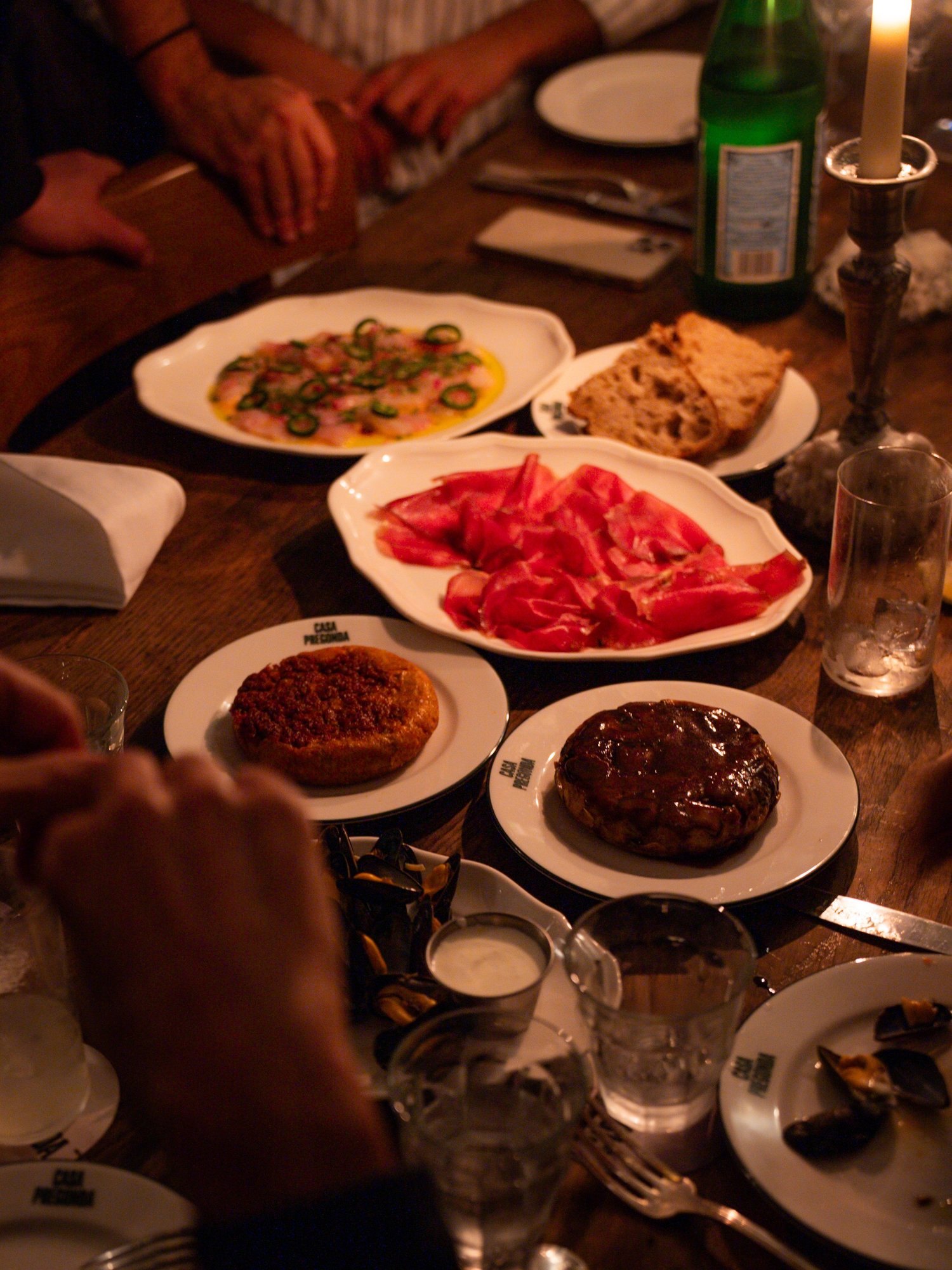 Tablée de partage à la bougie, carpaccio, jambon, beignets et moules, Casa Pregonda, Paris
