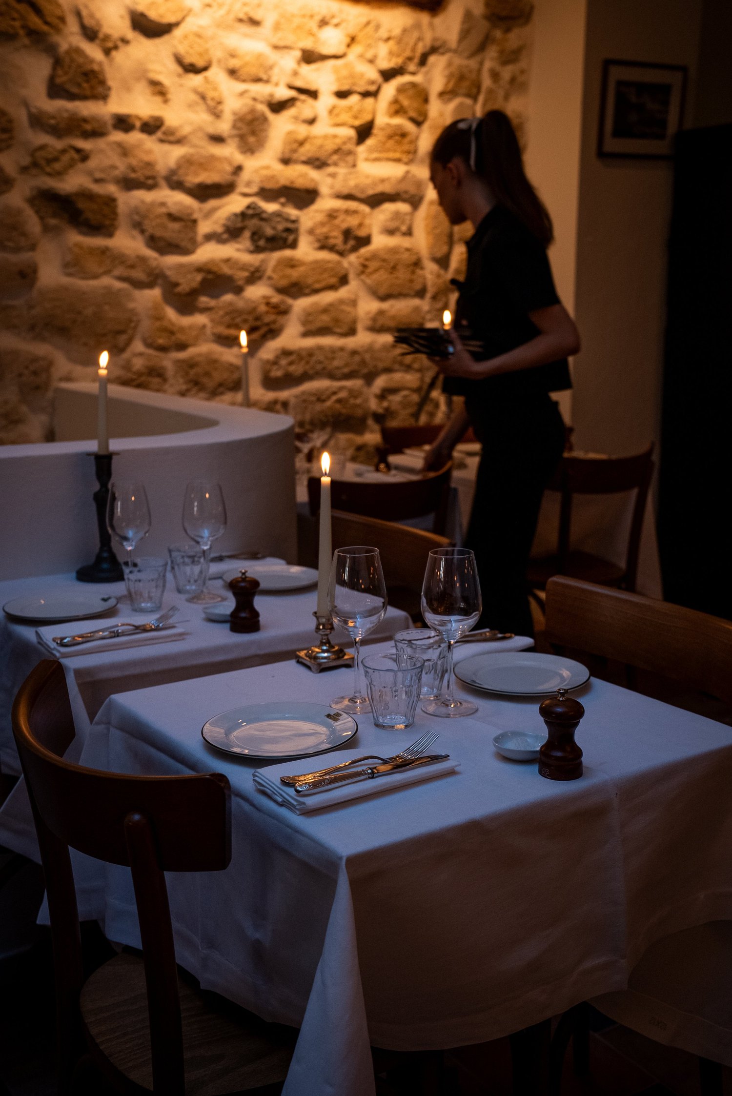 Tables nappées de blanc et bougies allumées avant le service, Casa Pregonda, rue Marie-Stuart, Paris