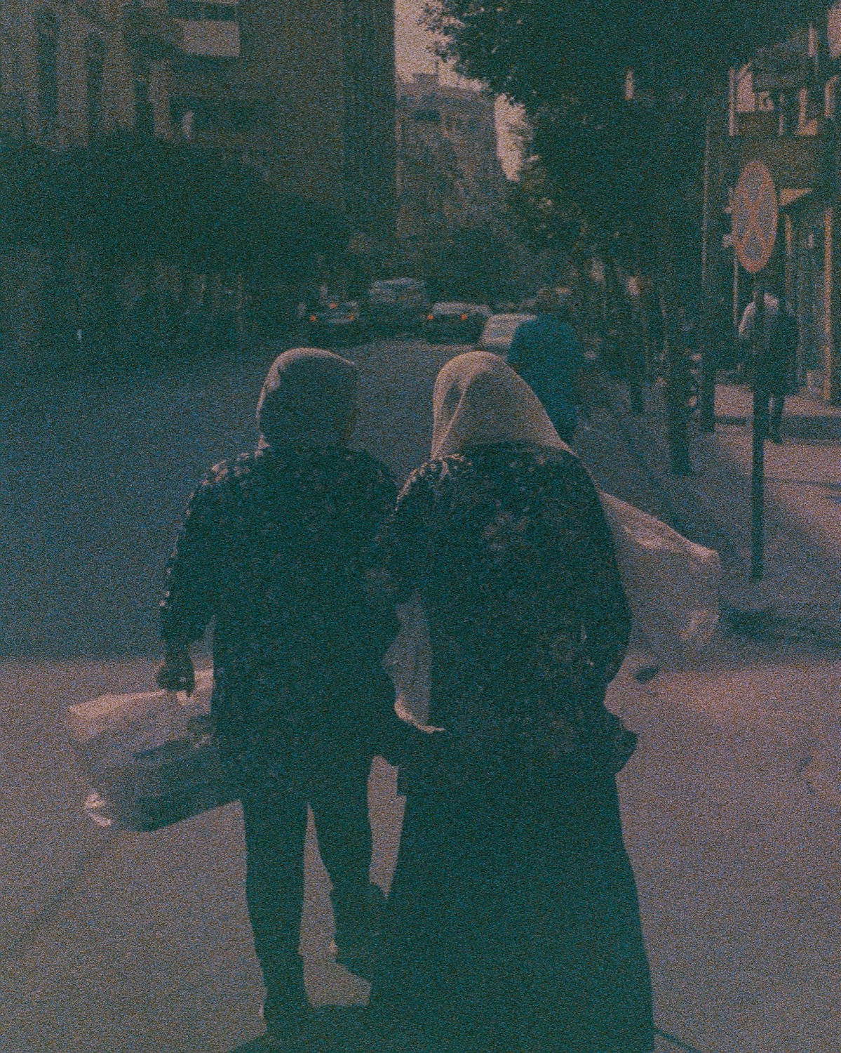 Deux femmes voilées marchent dans une rue au crépuscule, Le Caire