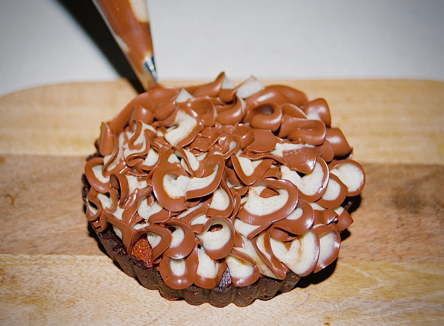 Tarte au chocolat garnie à la poche de volutes brunes et blanches, maison Cédric Grolet, Paris