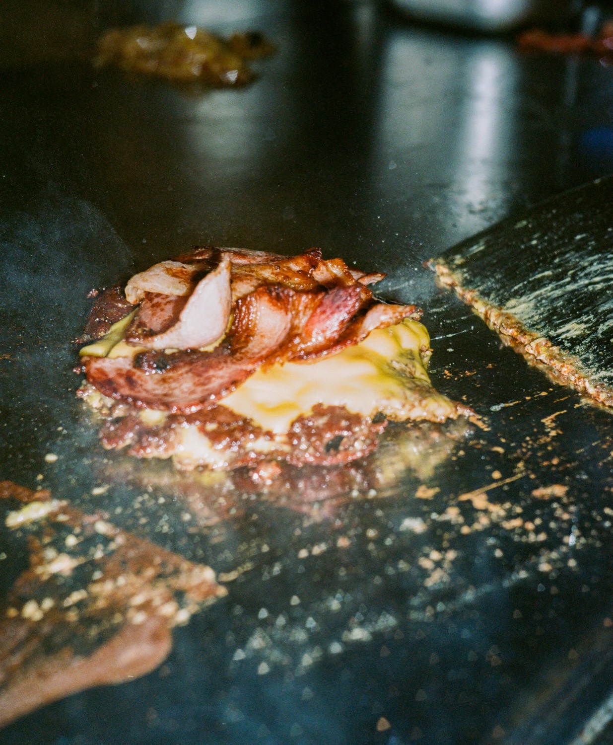 Steak haché, cheddar fondu et bacon grillé réunis sur la plancha, Howard Original