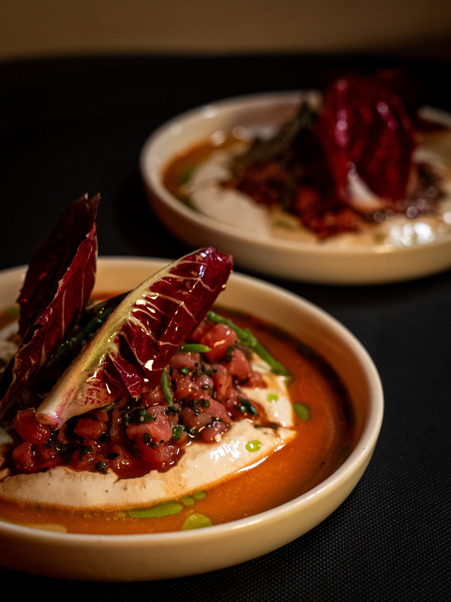 Tartare relevé sur crème et jus corail, feuilles de trévise, cuisine du Livingston à Marseille
