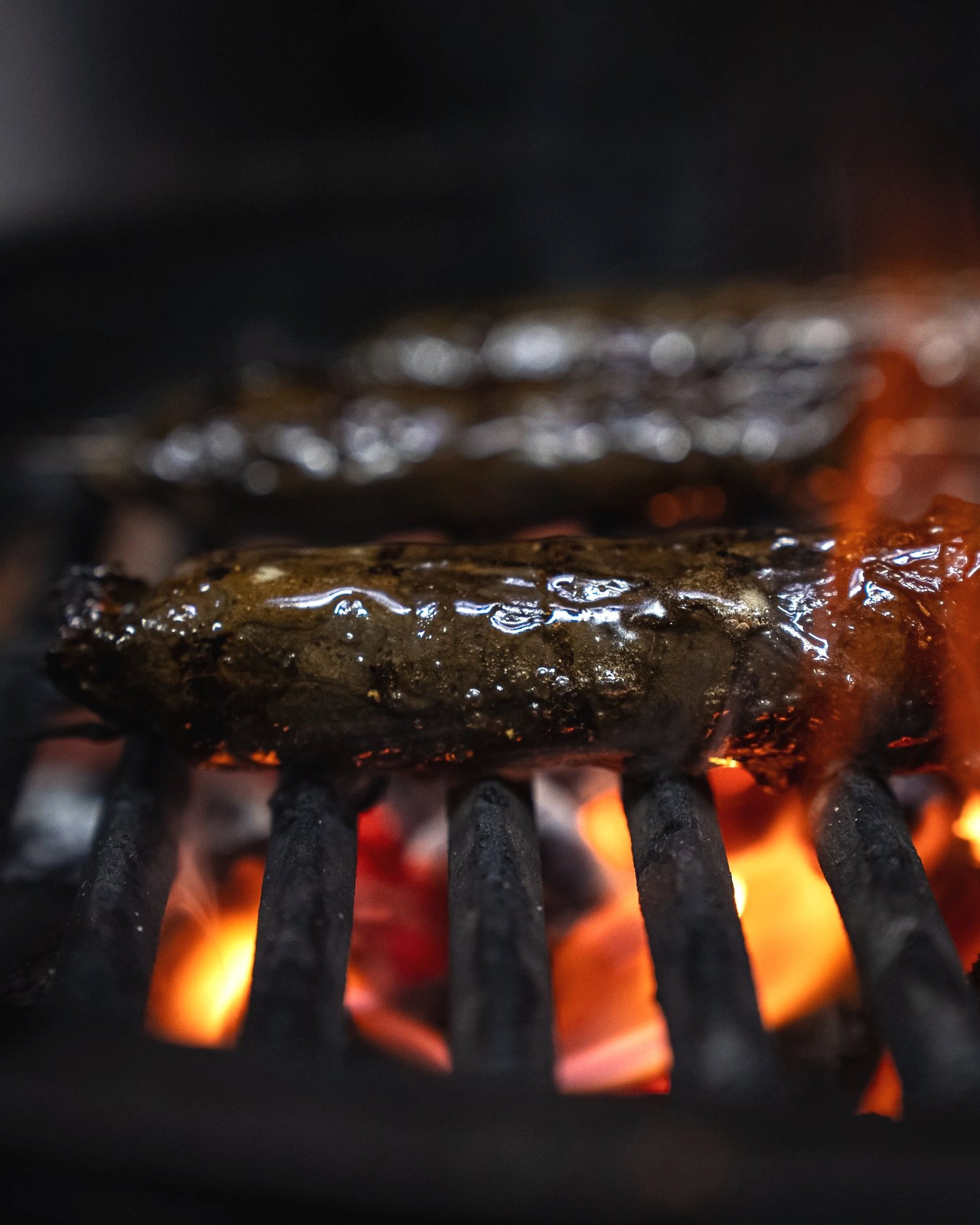Pièces laquées saisies sur la grille au-dessus des braises, cuisine du Livingston, Marseille