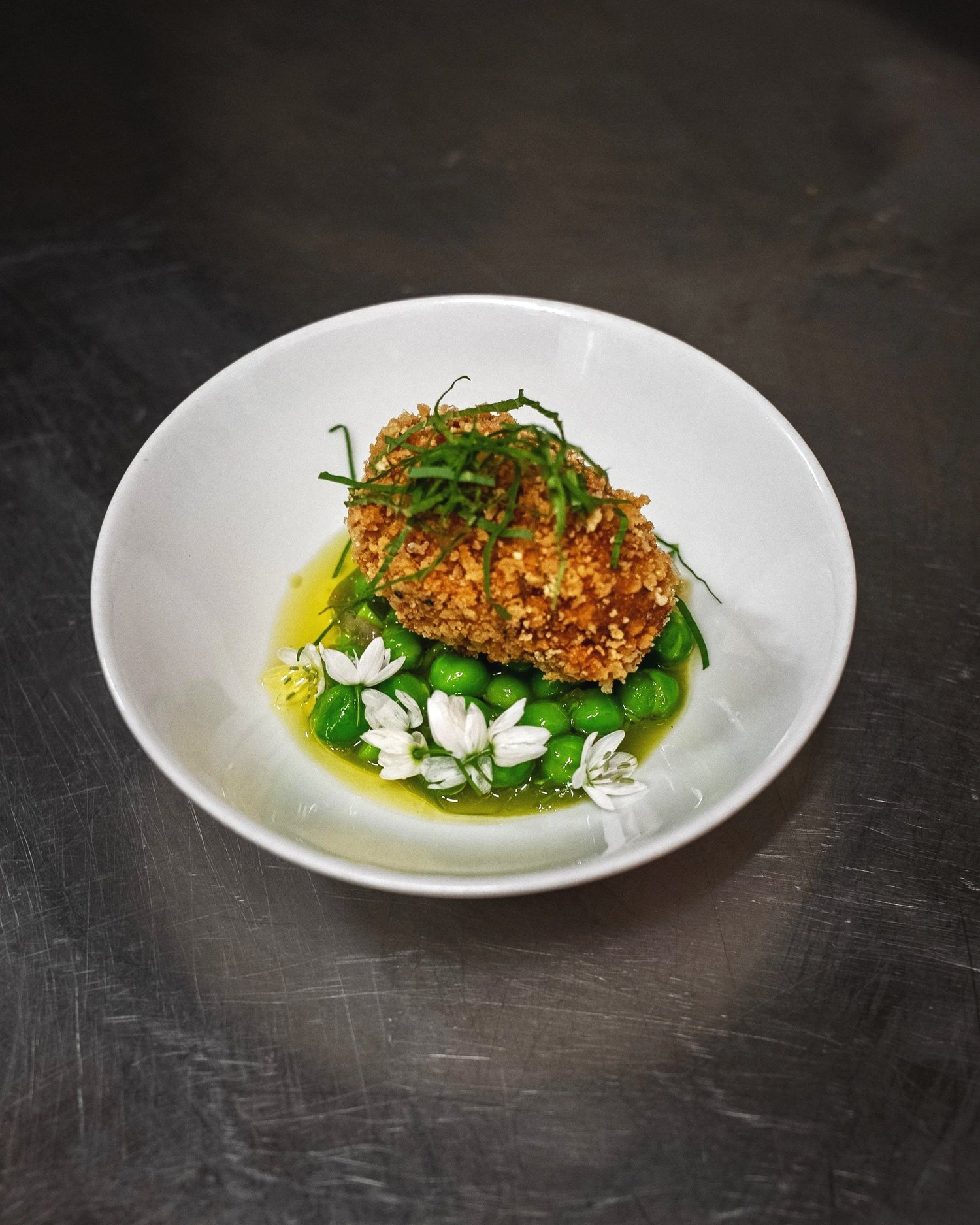 Croquette panée sur petits pois, fleurs d'ail et huile verte, cuisine du Livingston, Marseille