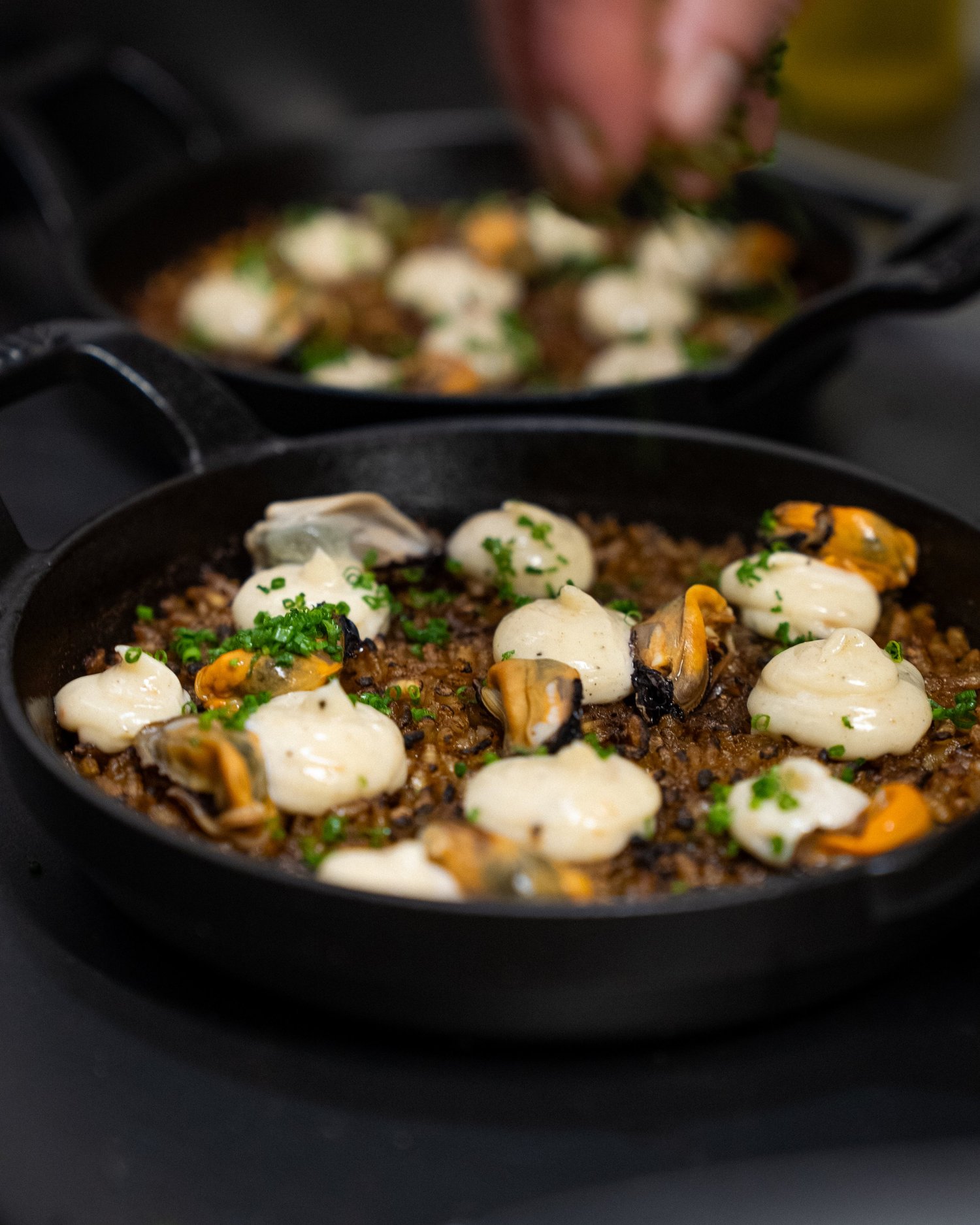 Riz aux moules et quenelles d'aïoli à la poêle, une main ajoute la ciboulette, Livingston