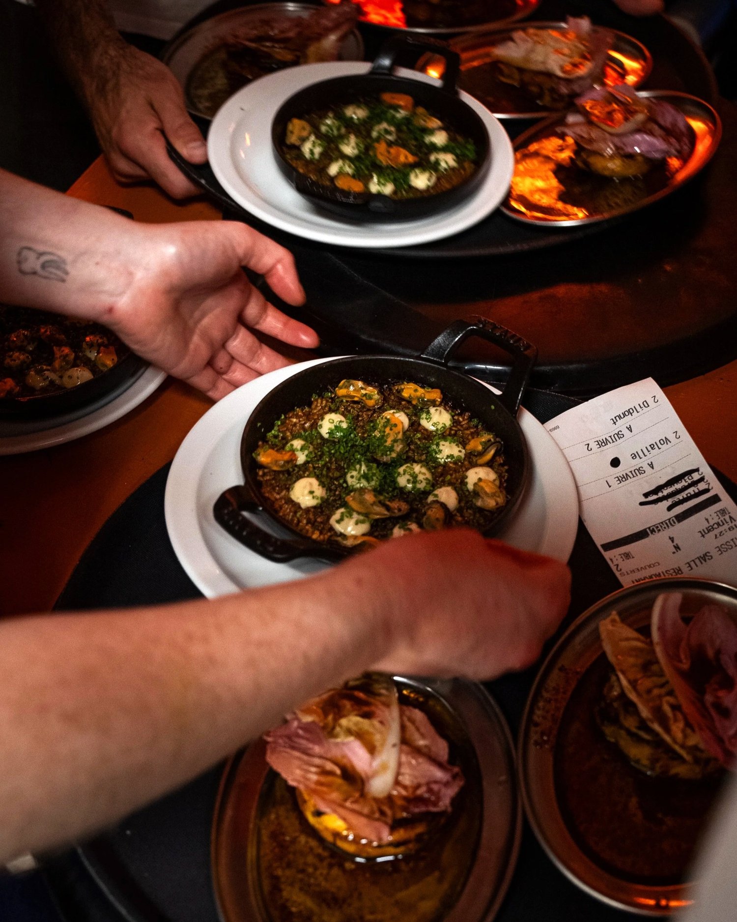 Deux poêles de riz aux moules envoyées au passe avec les bons de commande, Livingston, Marseille