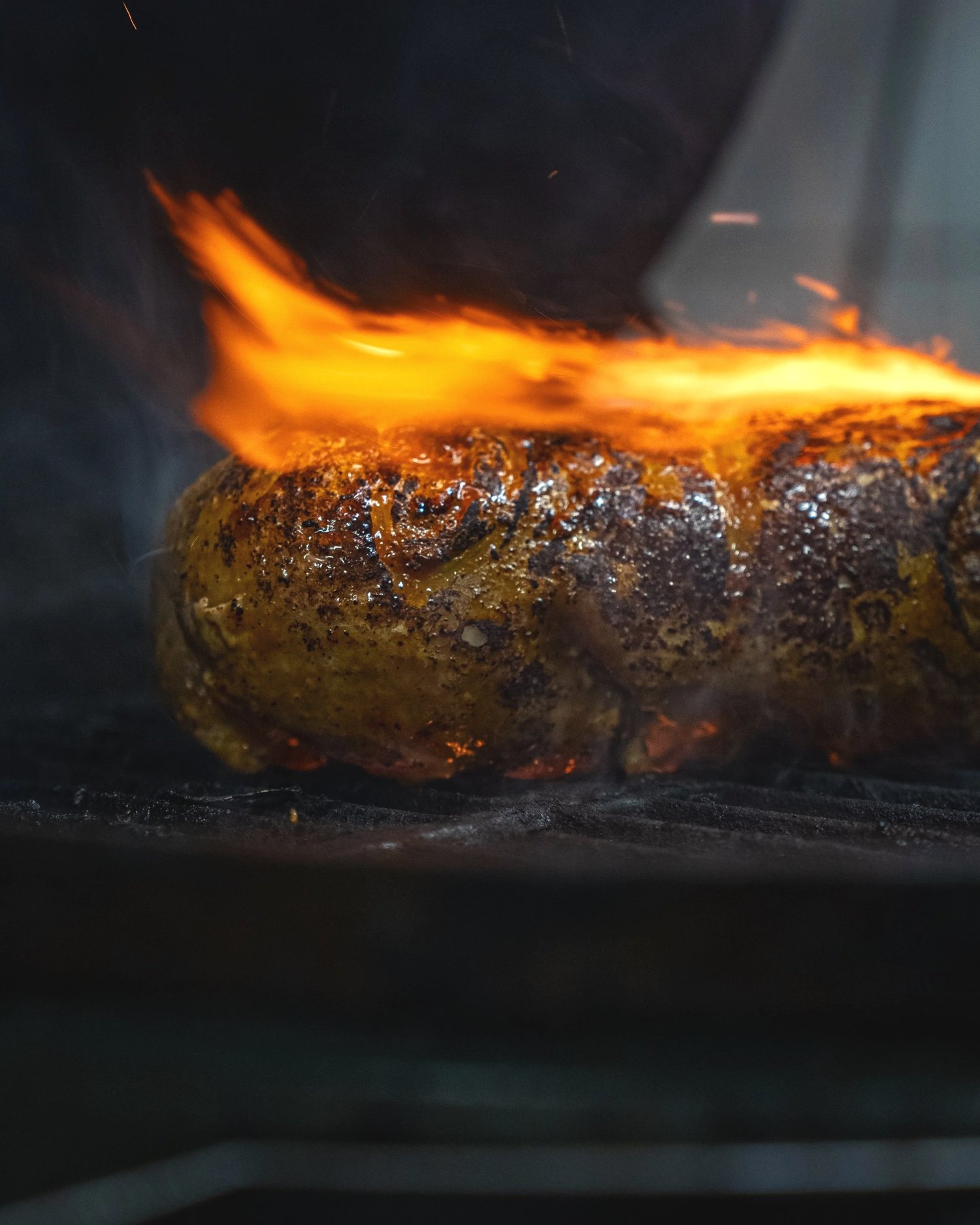 Grosse pièce dorée flambée sur la plancha, cuisine du Livingston à Marseille
