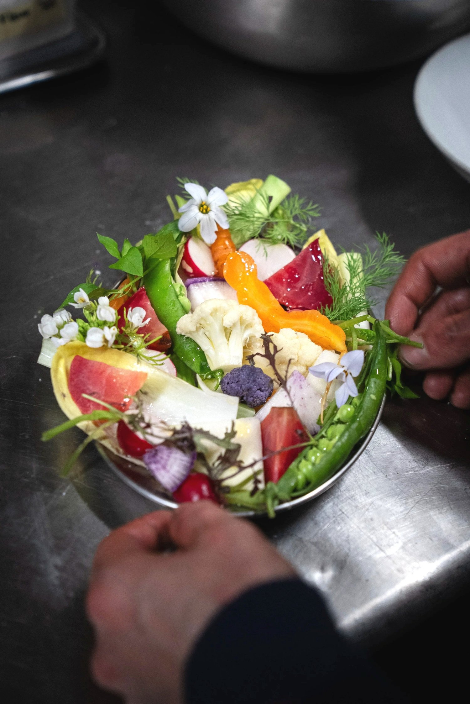 Assiette de crudités, fleurs et purée de carotte dressée sur plat d'argent, Livingston, Marseille