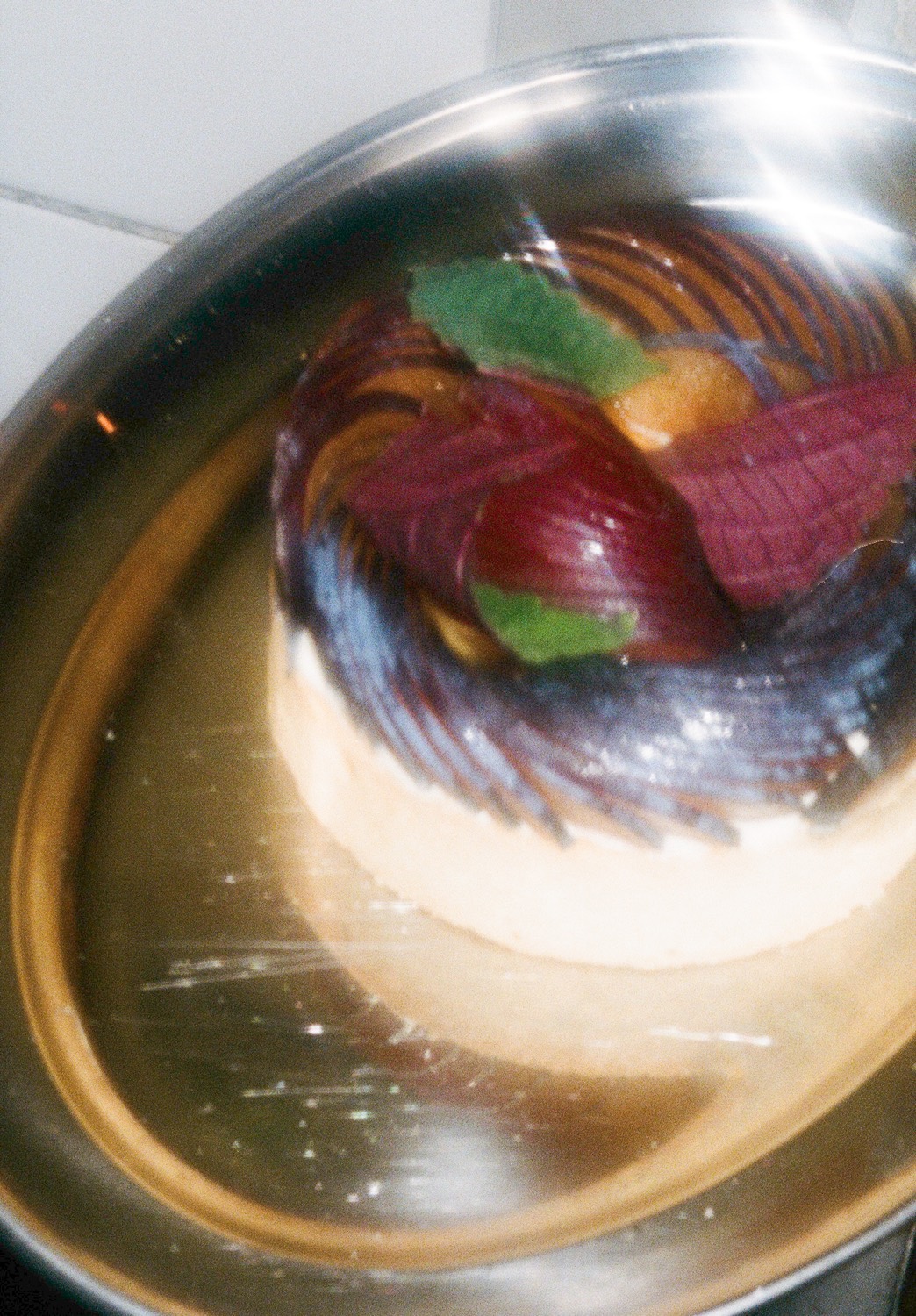 Tarte fine aux oignons rouges et aux herbes sur plat d'argent, Livingston, Marseille