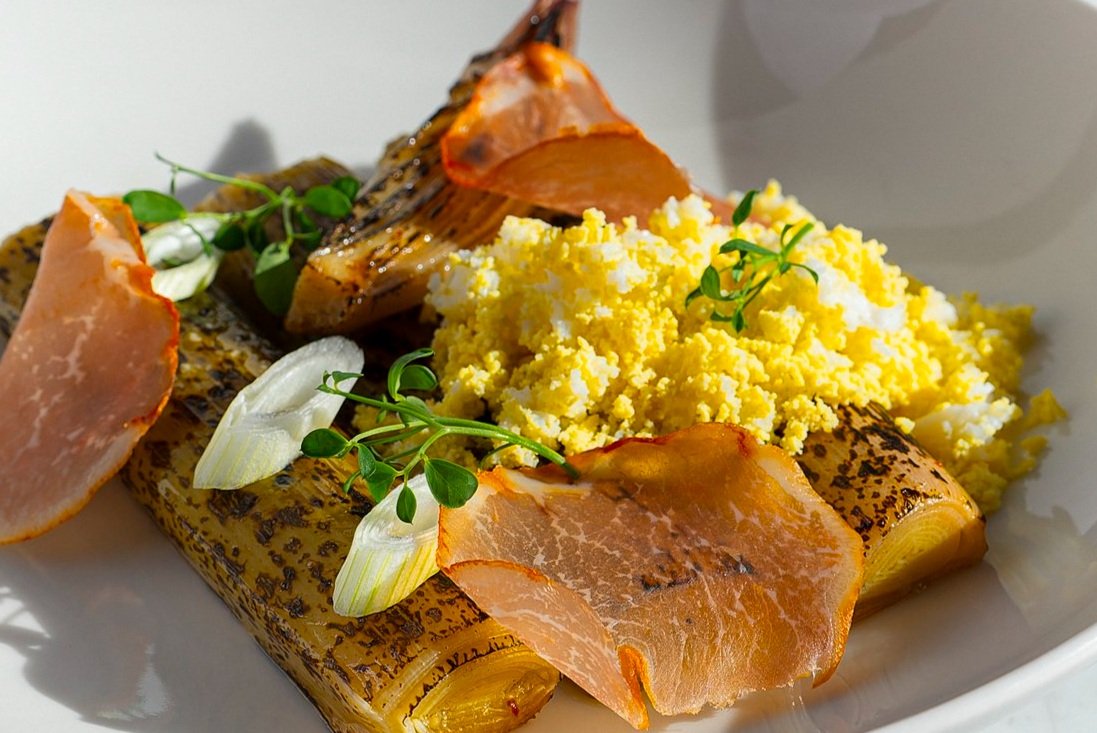 Poireaux grillés, jambon cru et oeuf mimosa, cuisine du restaurant Nhow à Marseille