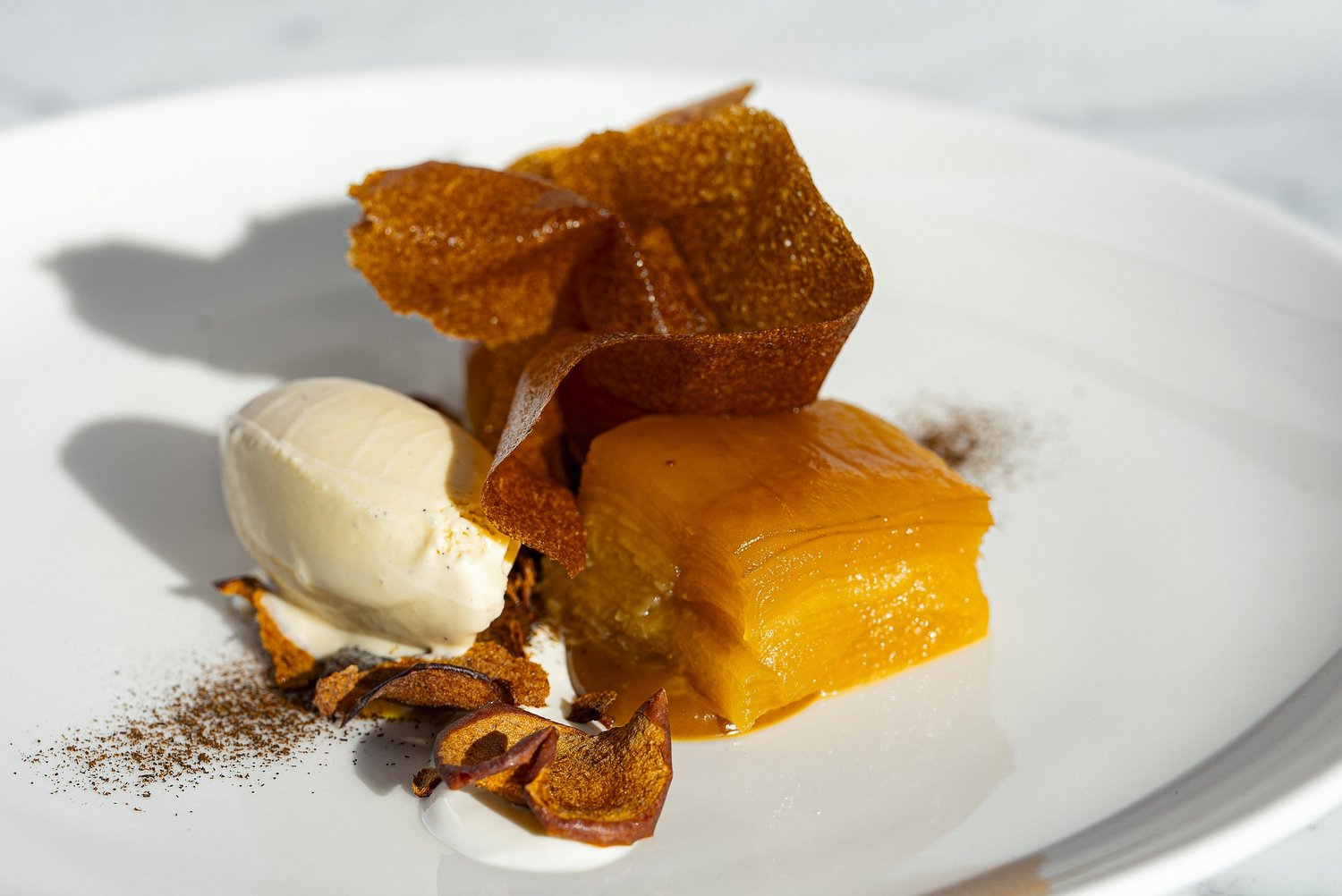 Melon confit, tuiles caramélisées et quenelle de glace, dessert du Nhow à Marseille