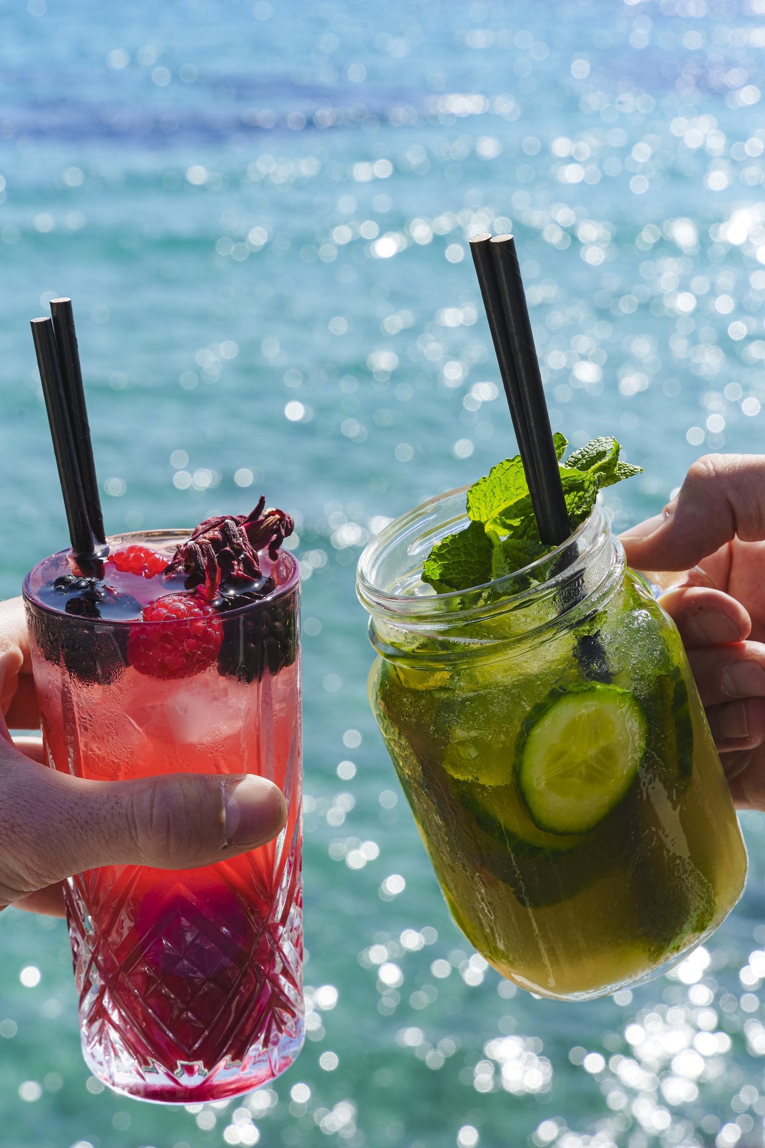 Deux cocktails trinqués devant la mer scintillante, terrasse de l'hôtel Nhow à Marseille