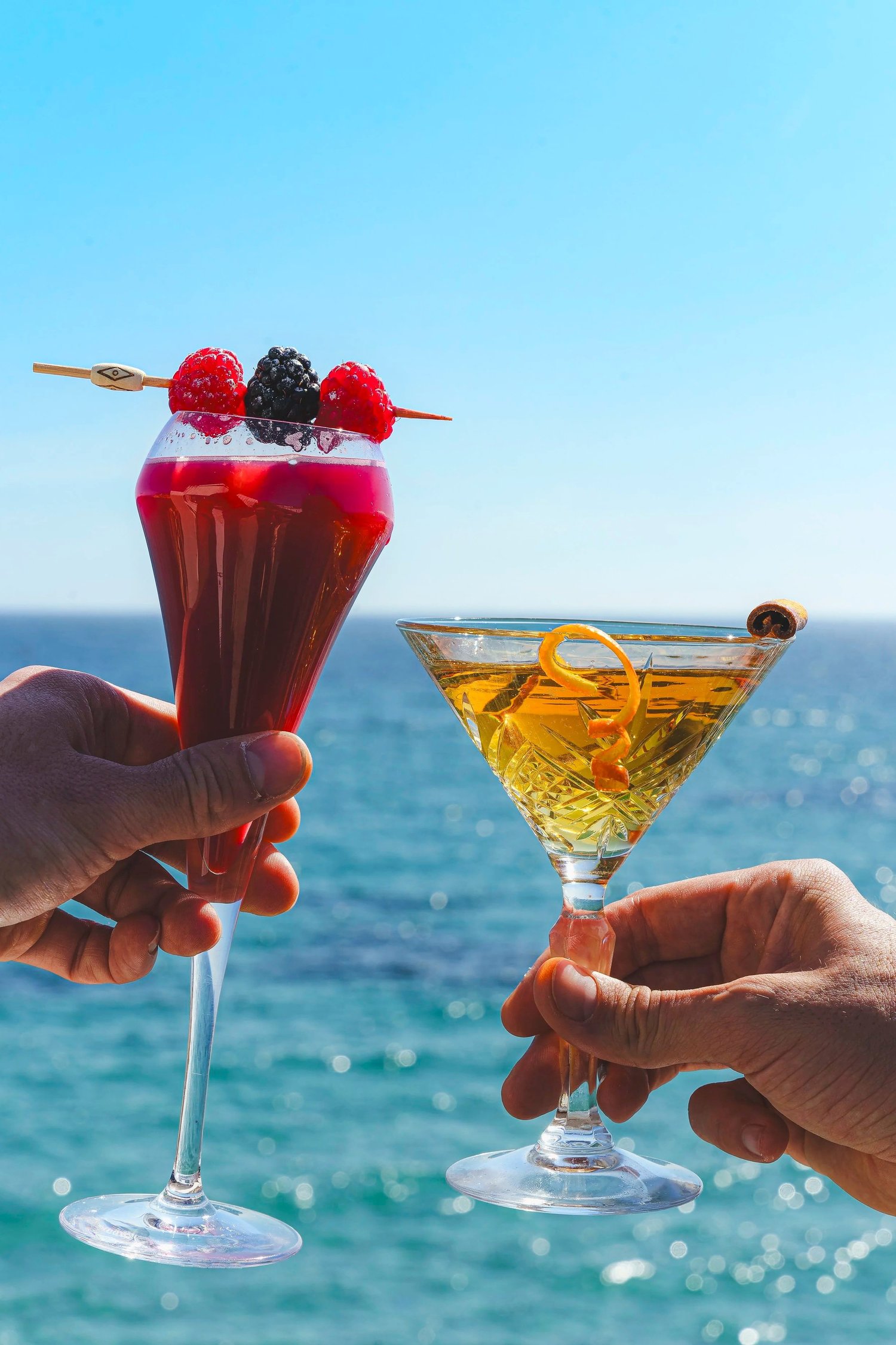Deux coupes de cocktail levées face à la mer et au ciel bleu, Nhow, Marseille