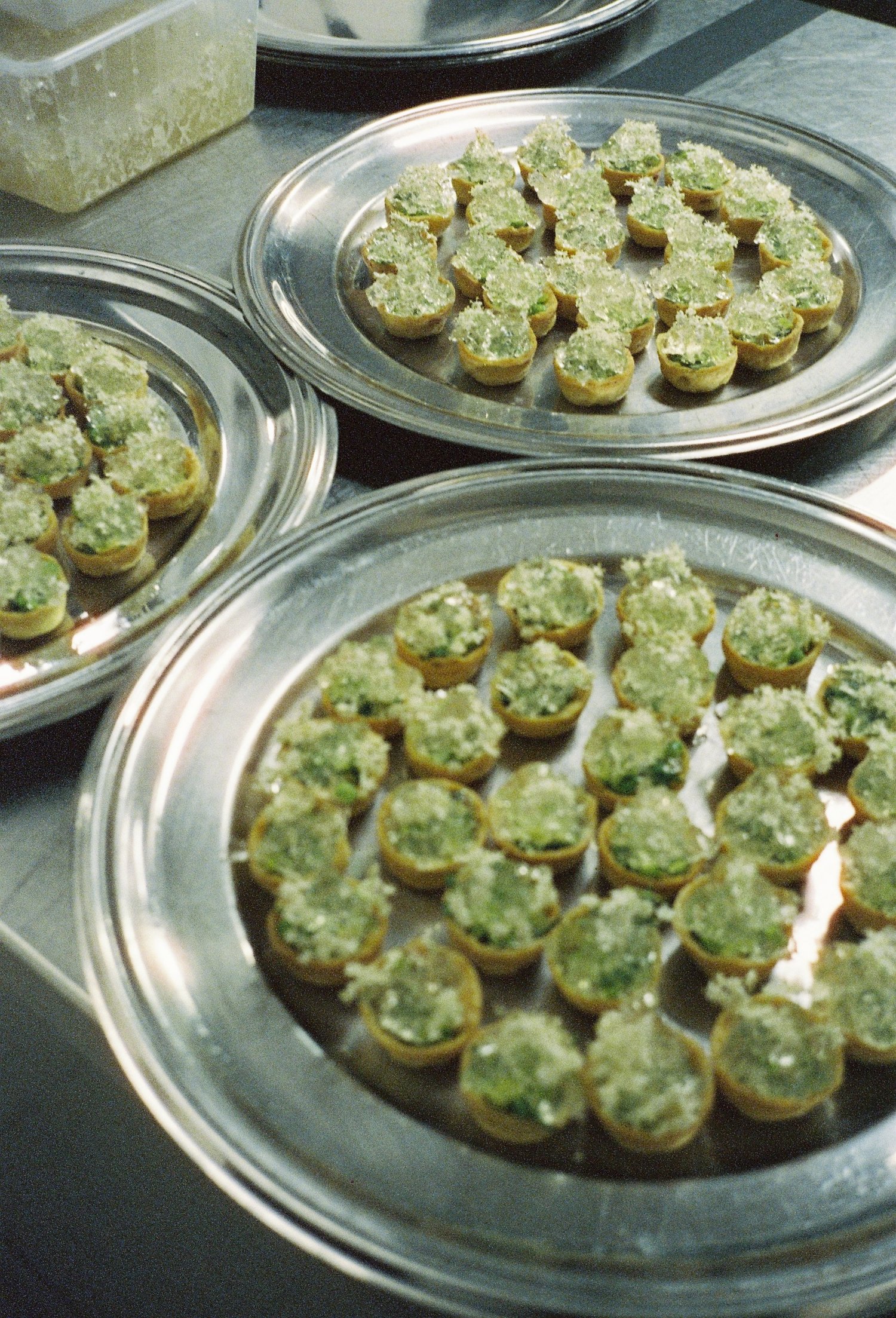 Plateaux d'argent couverts de tartelettes aux petits pois, dressage avant le service, Festival de Cannes