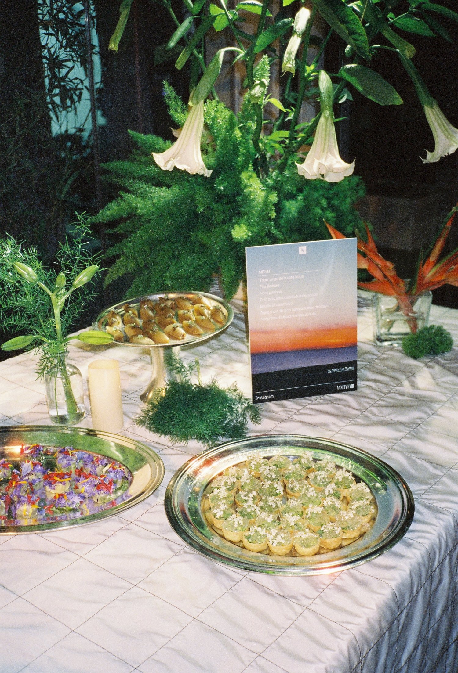 Buffet du soir, tartelettes et fleurs comestibles sur plateaux d'argent, Festival de Cannes