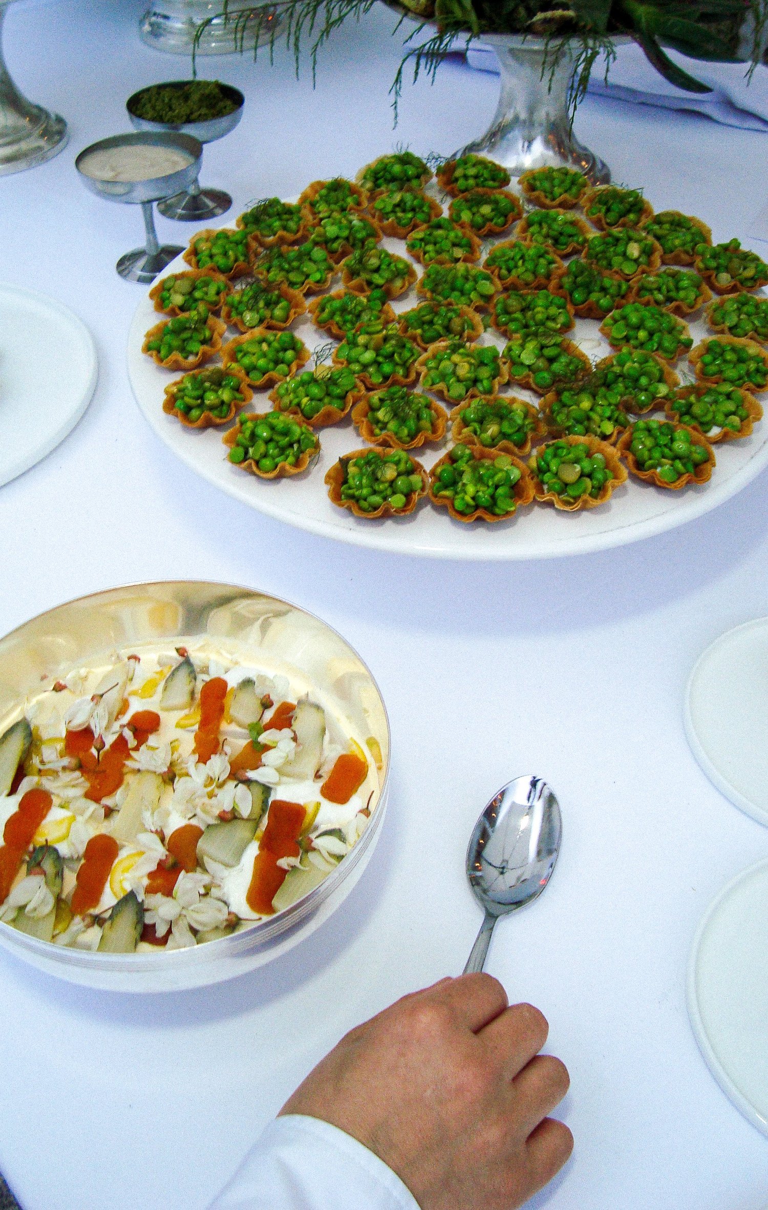 Grand plat de tartelettes de petits pois au Banon, dîner Chanel de la collection croisière