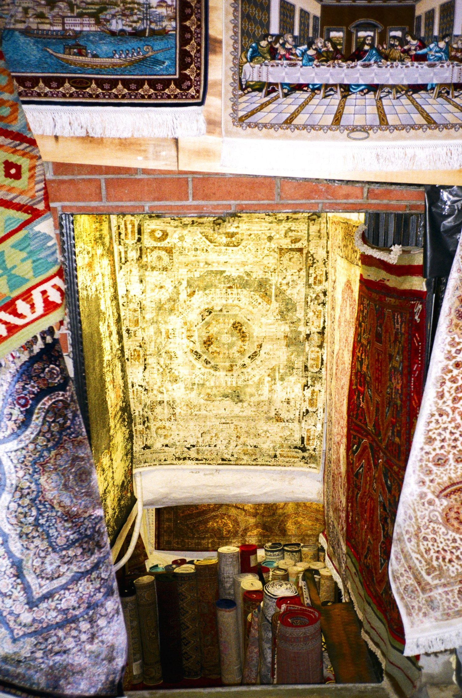 Tapis et kilims suspendus les uns au-dessus des autres dans une boutique de bazar